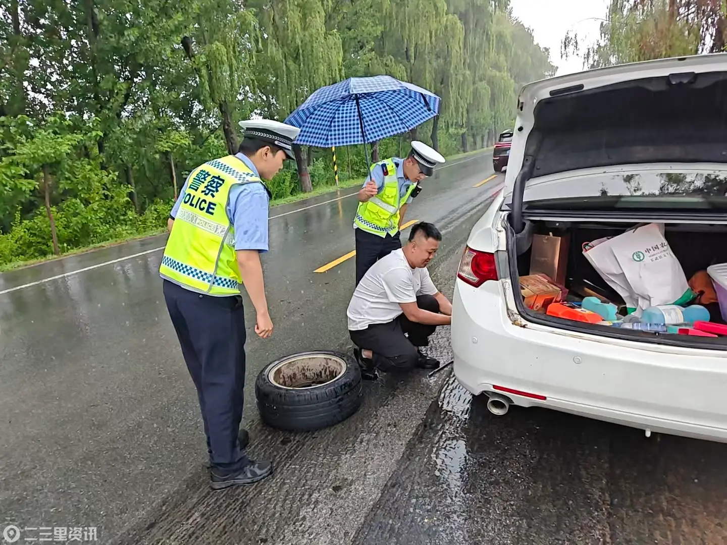 长武公安交管闻 “汛” 而动 筑牢汛期道路交通安全防线