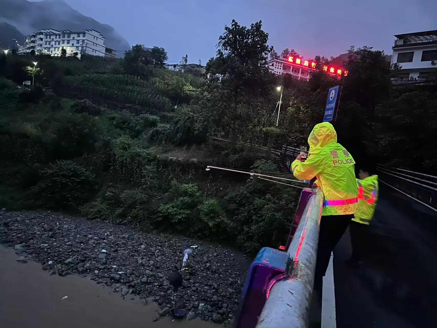 平利公安：闻“汛”而动 向雨而行！正阳派出所全力筑牢汛期安全防护网