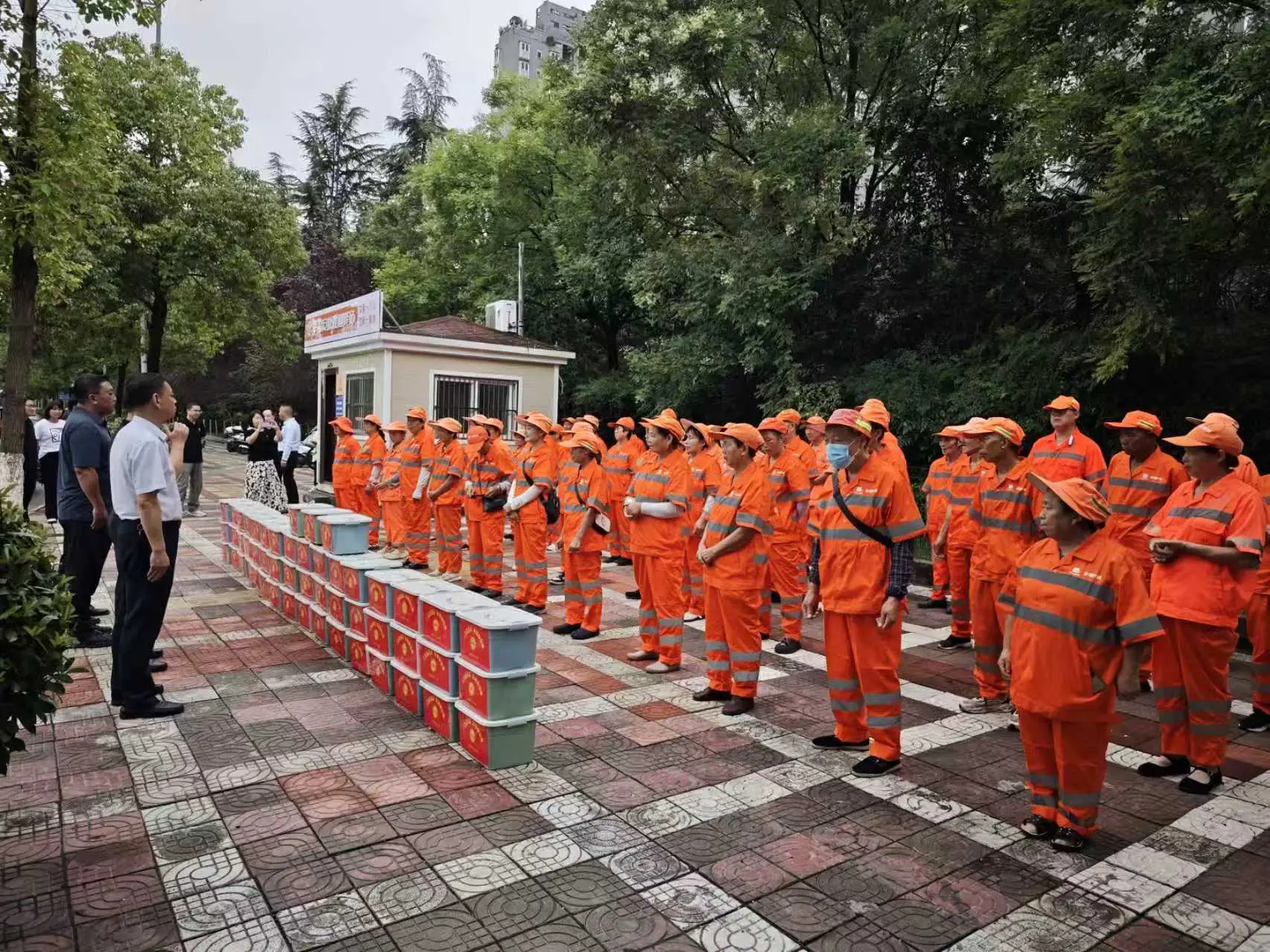 清凉送至岗位 关怀暖彻一线——市总工会开展送清凉慰问活动