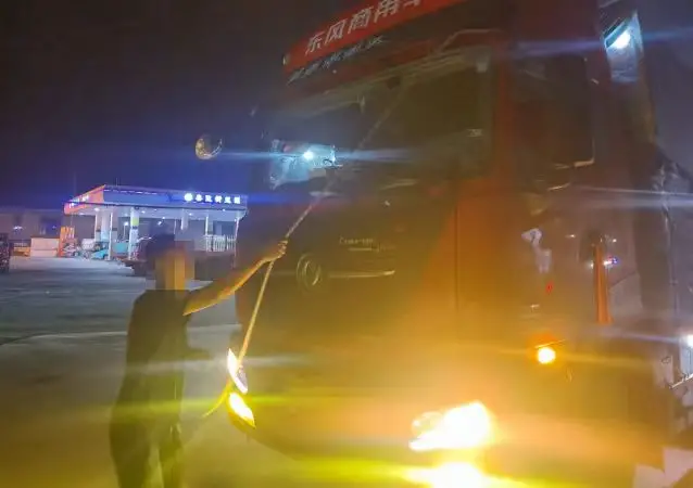 长武公安交管部门查处一起私自加装警用爆闪灯扰乱行车视线的交通违法行为