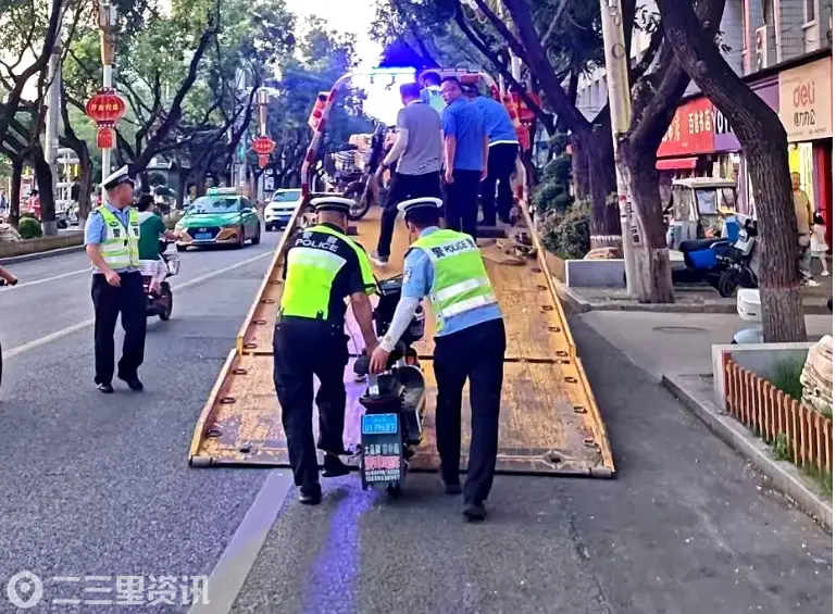靶向整治、联动施策！乾县公安交警联合整治电动车占道乱停乱象