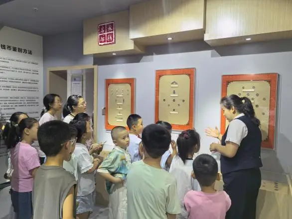 方寸钱币识古今 童心研学启财商——子洲农商银行组织职工子女走进钱币馆