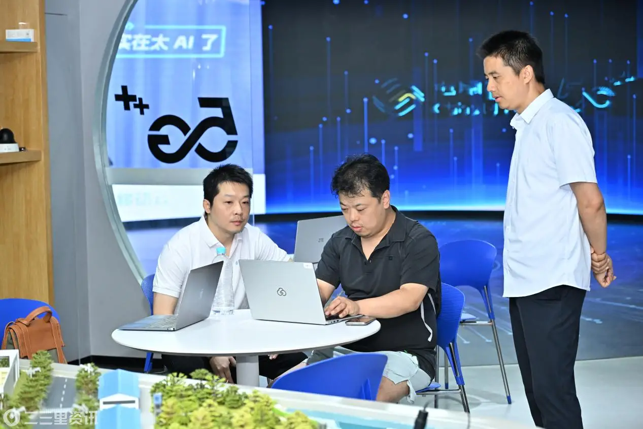 更聪明、更省钱！西安移动MoMA“模型超市”开放日火热开启开放日现场直击：AI体验区排起长队，零门槛操作引惊叹