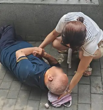 点赞！80岁老人烈日下摔倒，二一五医院两名医护路遇伸援手