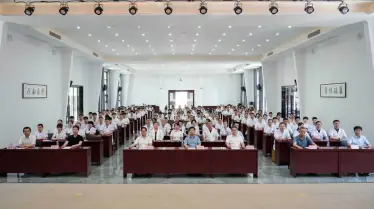 陕西省核工业二一五医院举办“精医术·尚人文·勇创新·共温暖”主题庆祝暨表彰大会