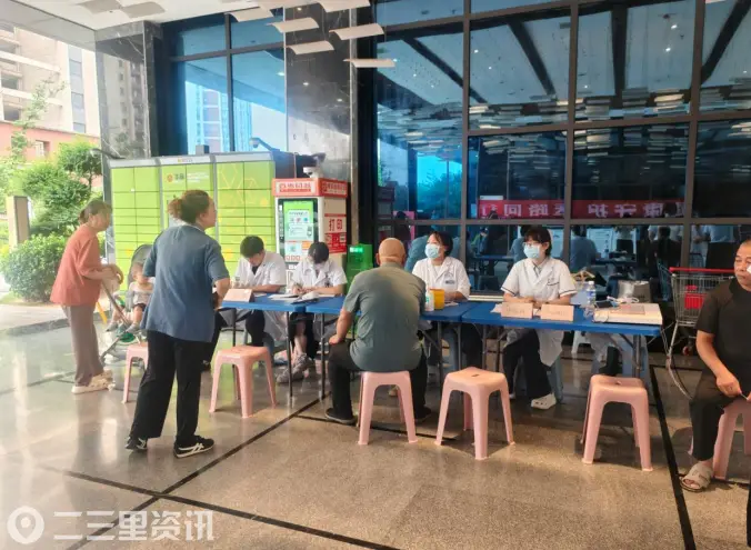 义诊服务进小区 健康关怀暖民心 ——秦都区渭滨街道锦业社区常态化推进便民医疗服务
