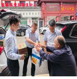 酷暑送清凉 初心润农信 ——留坝联社深入基层开展夏日慰问送关怀活动