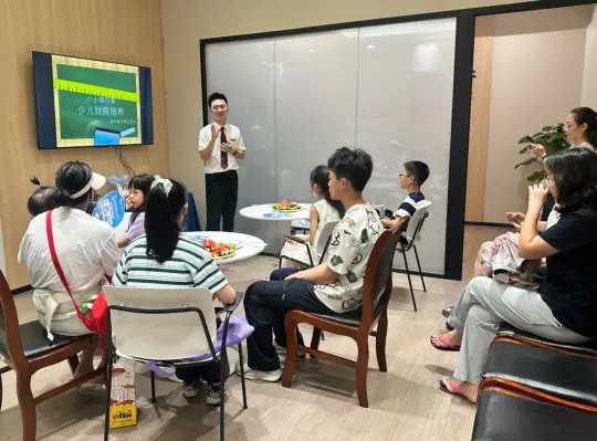 恒丰银行重庆两江支行开展“小小银行家”少儿金融科普活动