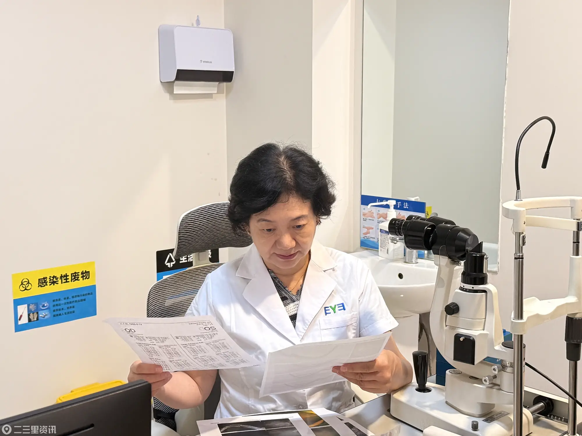 省级眼底病专家雷春灵教授坐诊咸阳爱尔眼科医院  家门口享受省级名医服务获患者好评