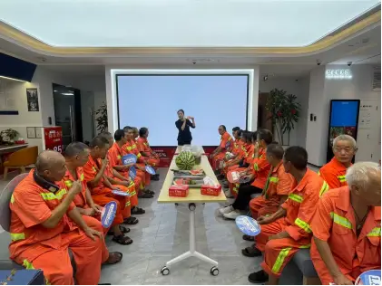 恒丰银行重庆江北支行工会驿站开展环卫工人慰问活动