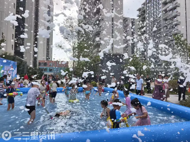 清凉一夏 快乐相伴---秦都区渭滨街道永昌路社区开展亲子泡沫派对主题活动