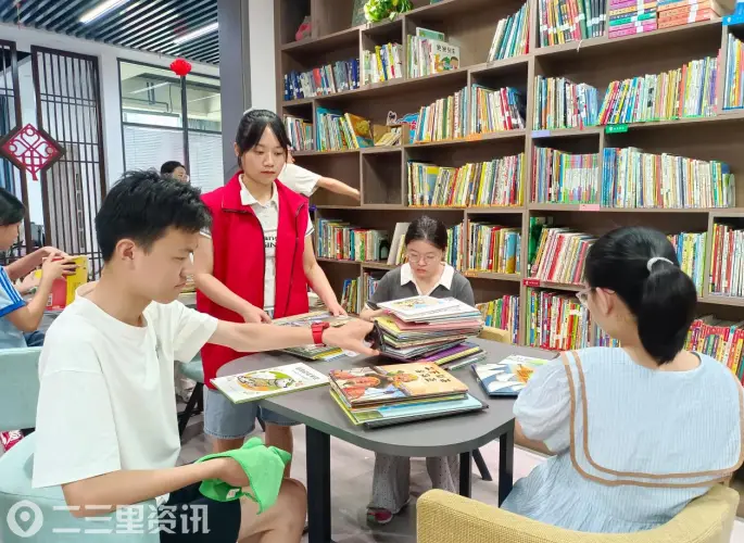 秦都区渭滨街道：初秋志愿行 书香满社区