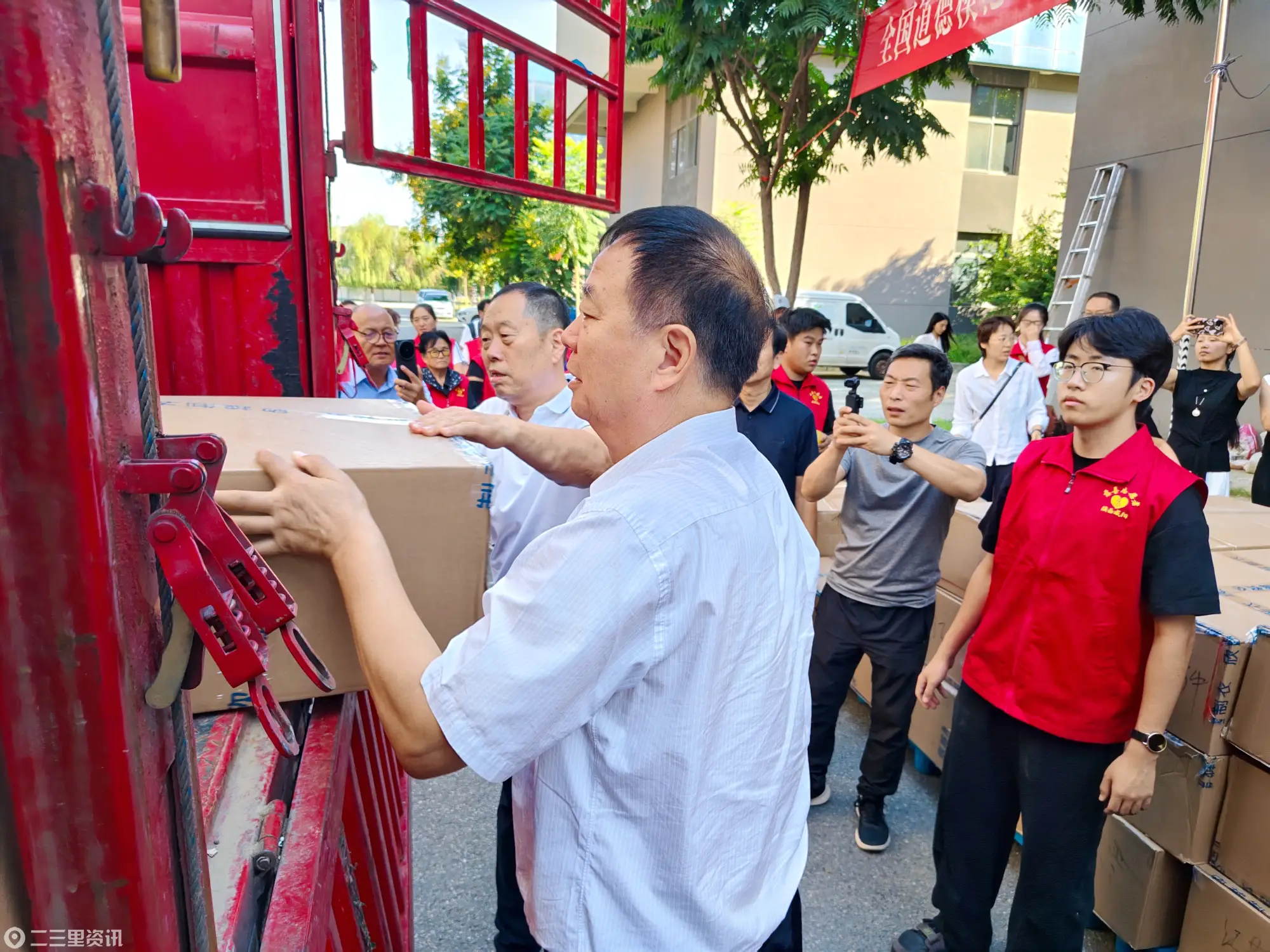 陈光标为咸阳群众送温情，呼吁社会刹歪风