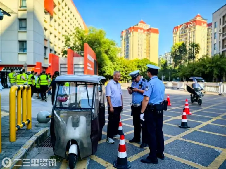 高新大队联合校园家委会设立专用接送通道 