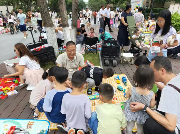 童趣市集乐悠悠 绿色成长伴我行 —秦都区渭滨街道锦程社区联合物业开展跳蚤市场活动