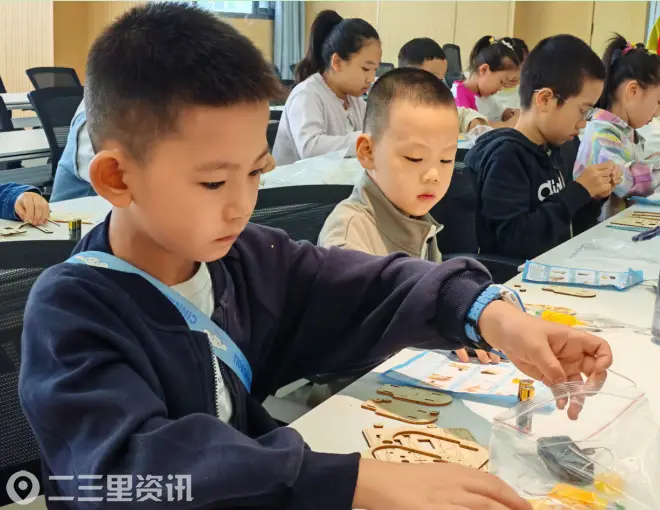巧手拼装机器人 科创筑梦向未来 ——秦都区渭滨街道锦业社区开展青少年科普公益课堂活动