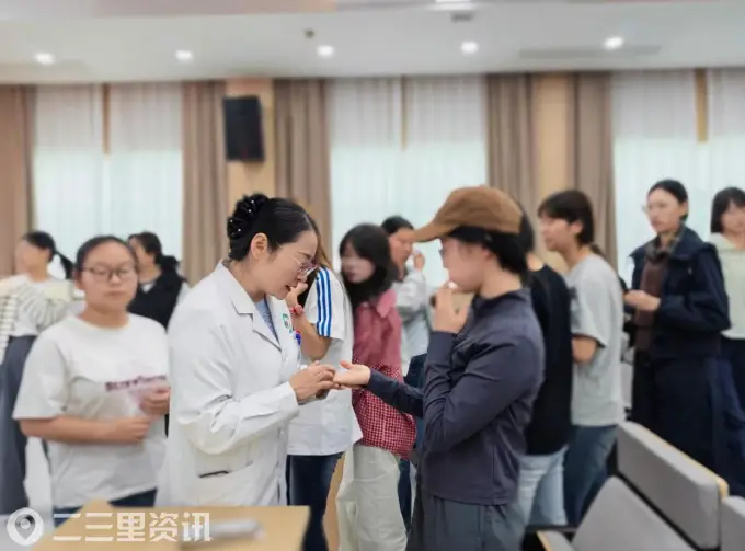 咸阳市中心医院皮肤科走进陕西能源职业技术学院开展健康科普讲座