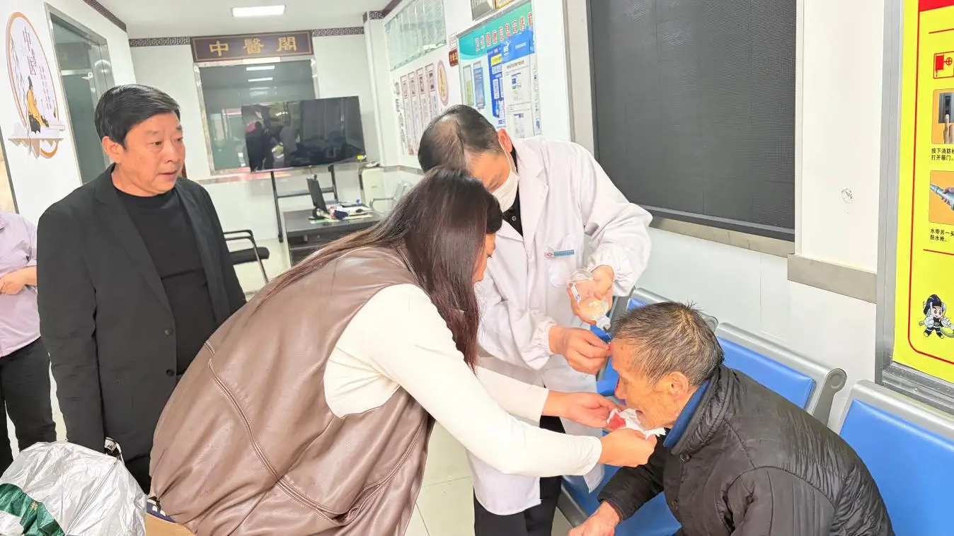 雨天路滑老人不慎摔倒 社区暖心救助显担当