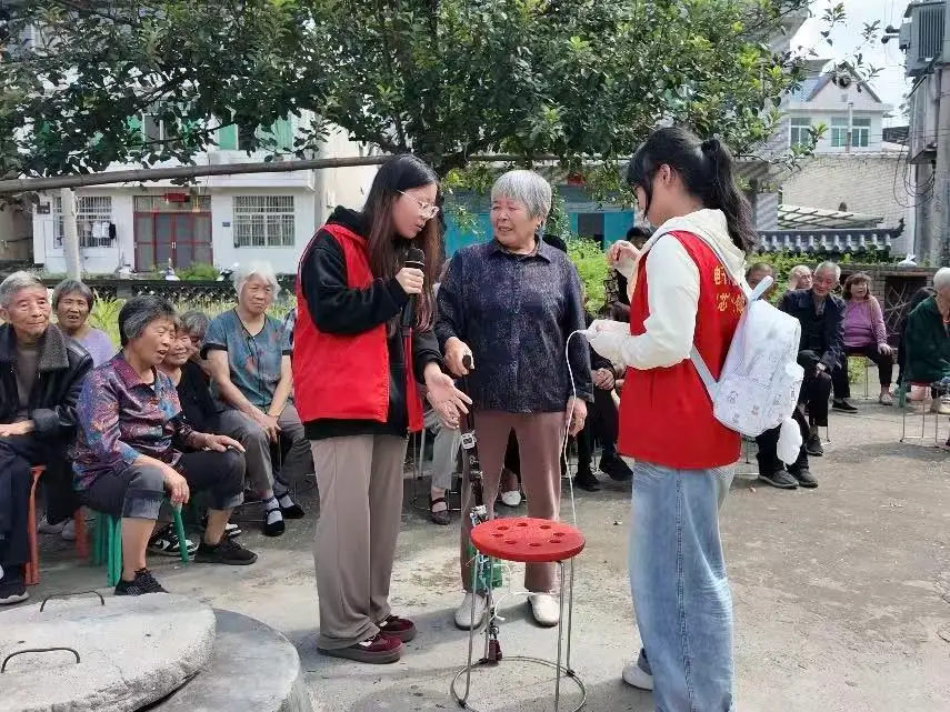古井旁话团圆 新风里叙孝义 ——张滩镇双井村开展“关爱老年人 携手度中秋”活动