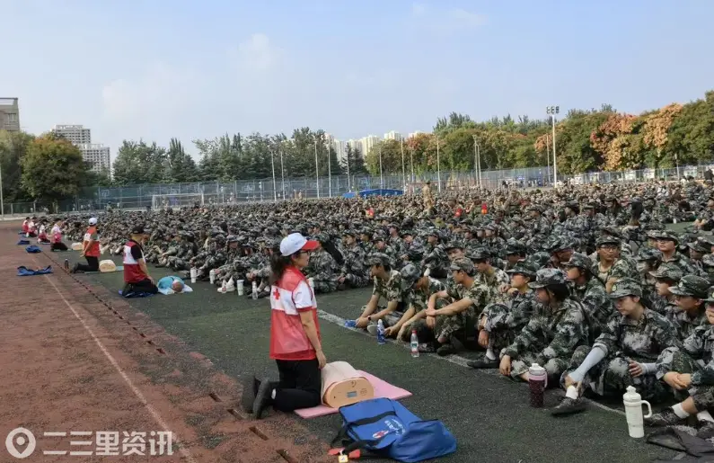 军训场上学急救——渭城区红十字会应急救护培训走进咸阳师范学院