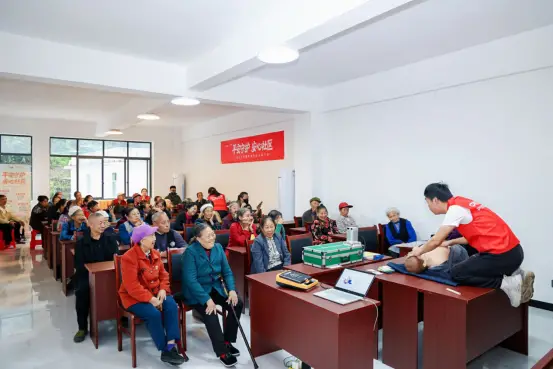 急救课开进乡村社区  “黄金四分钟”学在身边 ——平安人寿重庆分公司“平安守护·安心社区”公益活动走进开州雪宝山镇