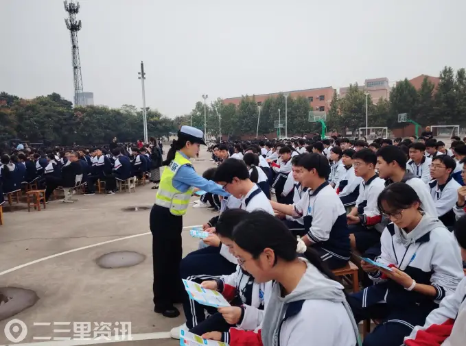 文明交通进校园 平安护航少年梦  乾县交管大队走进乾县职教中心开展交通安全宣传