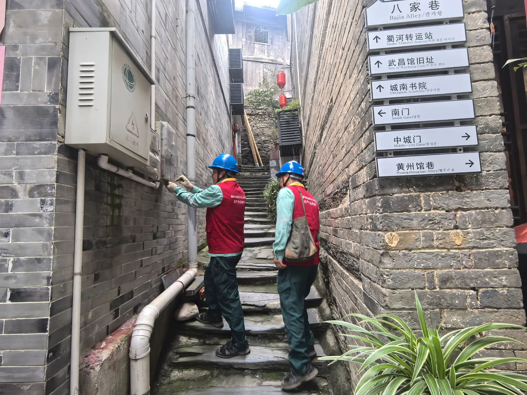 国网旬阳市供电公司：古镇巡电护双节 暖心保民守平安