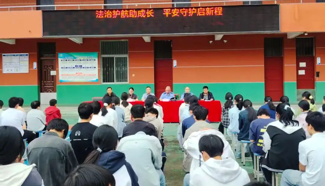 汉滨公安将法治课堂搬进校园为青春成长护航！