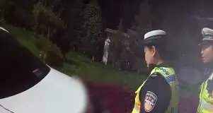 交警接到群众求助，情绪崩溃无法驾车，长武民警暖心帮助，联系家人将其送回