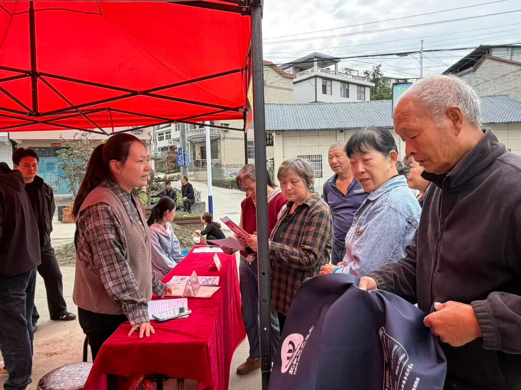 送岗下乡促就业 政策惠民暖民心——张滩镇配合开展“送岗就业大篷车”进村活动
