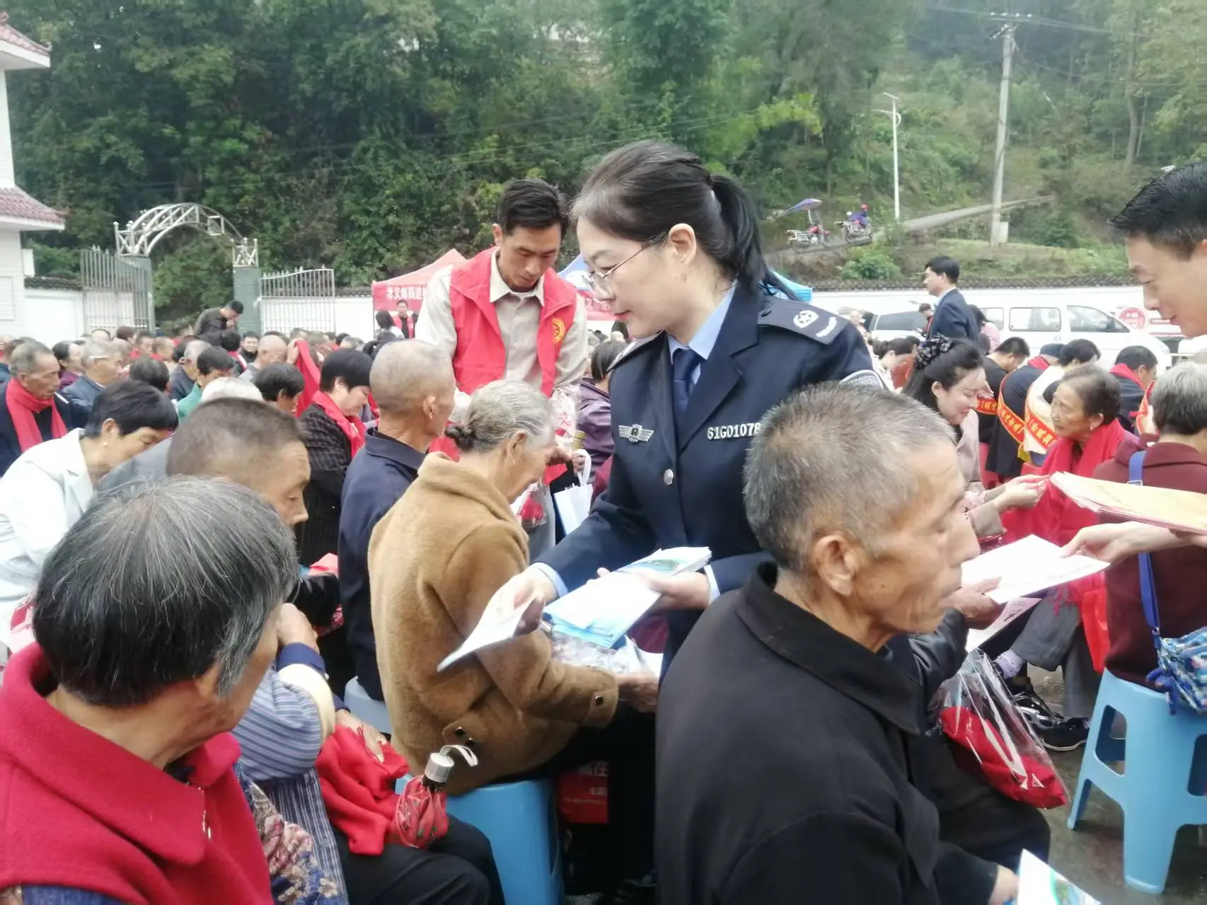 张滩司法所开展重阳节平安法治宣传活动