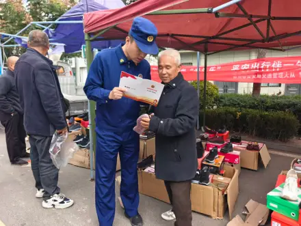 彬州市豳风街道消防所对集市摊点进行消防安全宣传