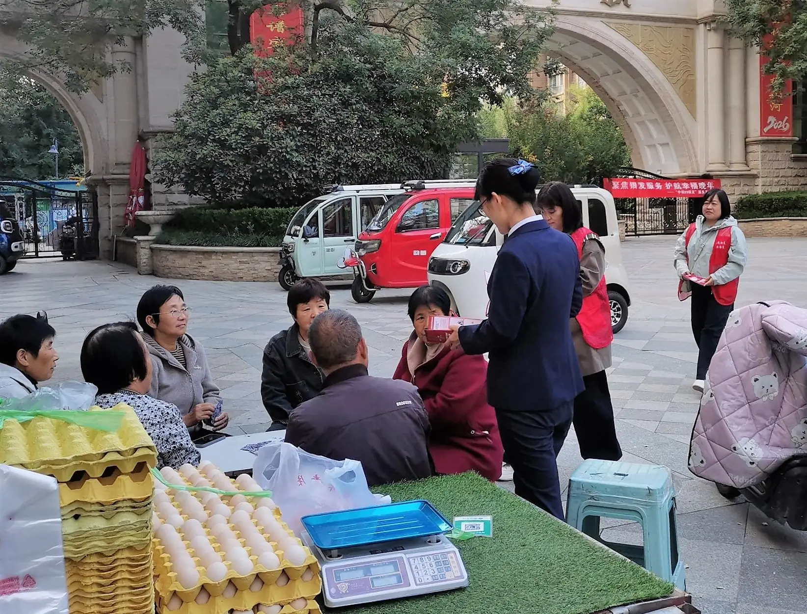 中国银行渭南杜化路支行走进社区开展“中银99银发”服务月宣传活动