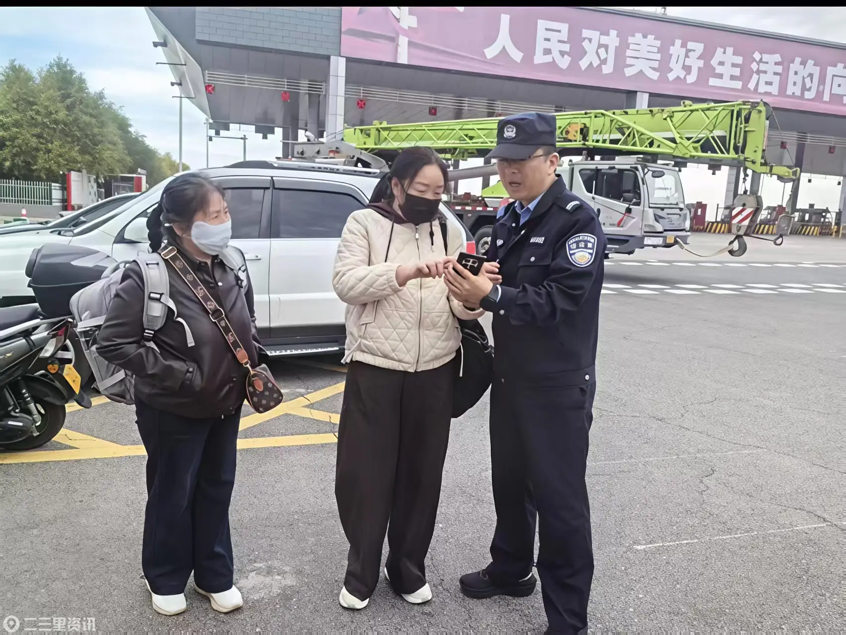 深秋暖途！检查站变身老年游客暖心驿站