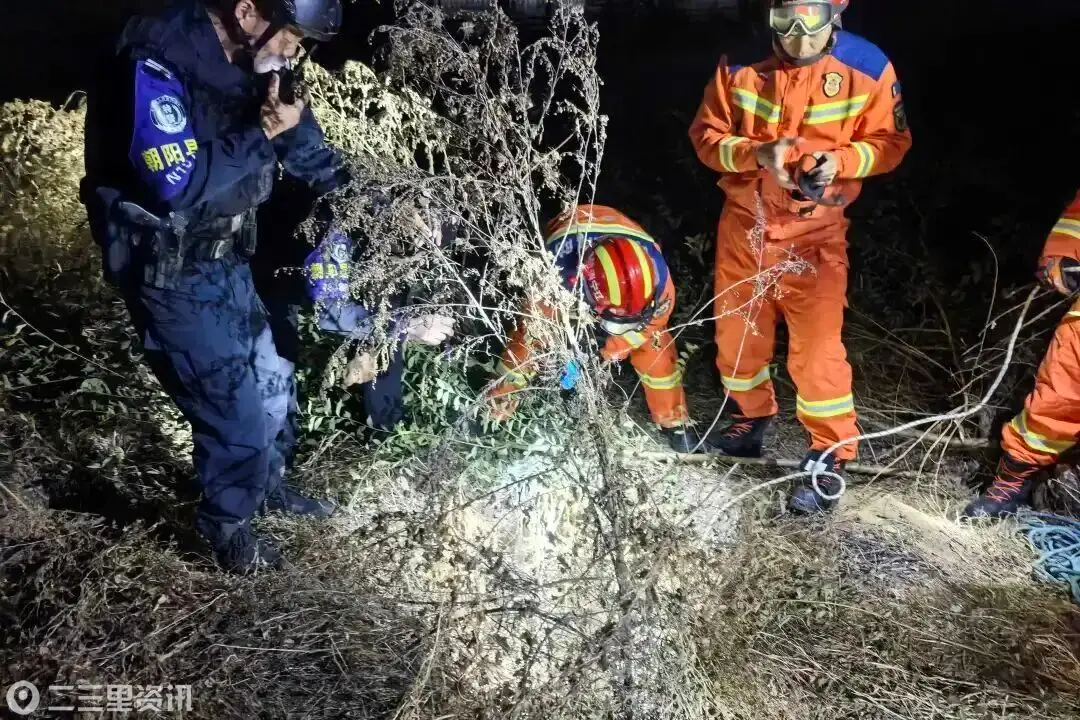 辽宁朝阳：老人掉进10米深井！民警紧急救援