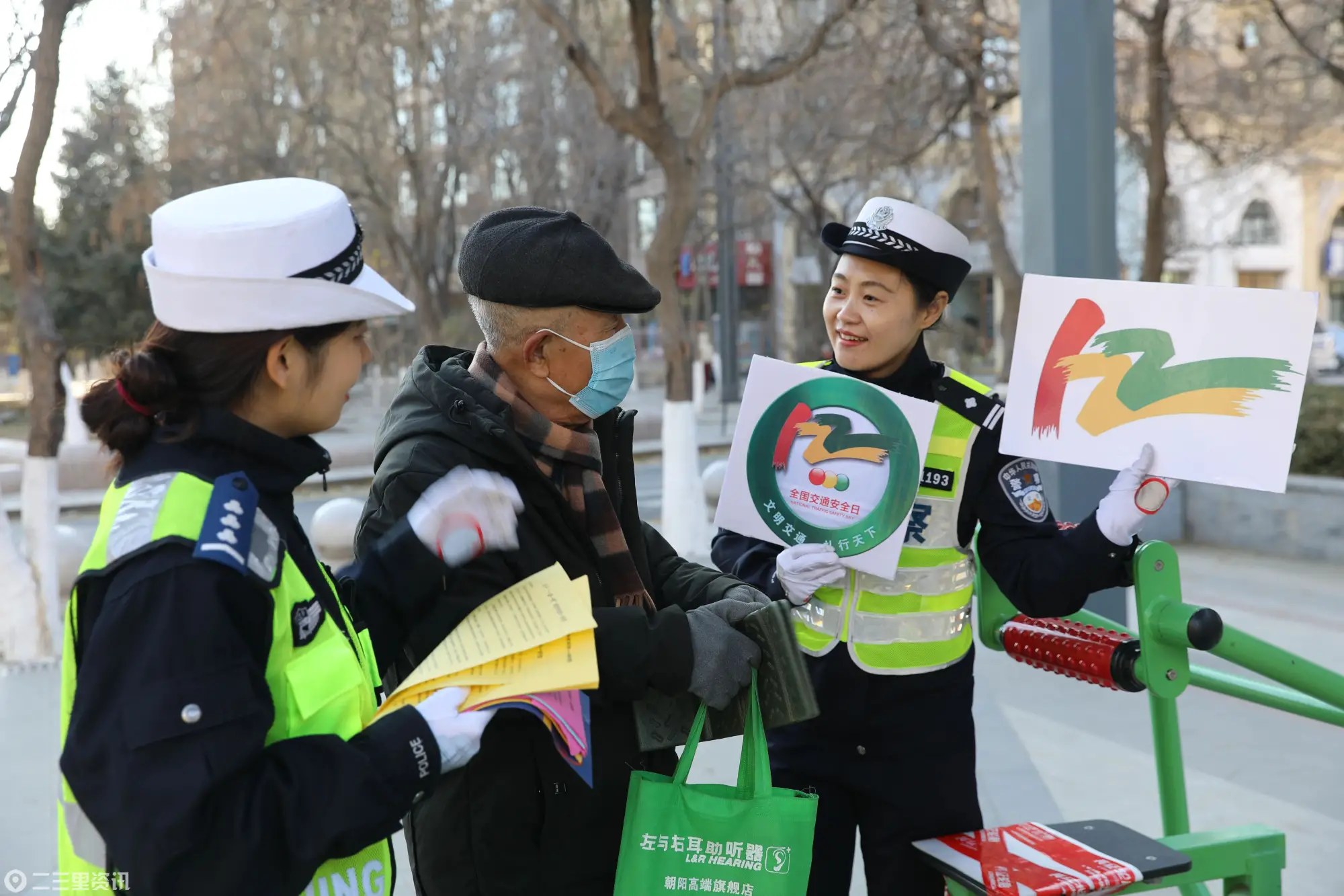 走进广场社区 朝阳交警122“全国交通安全日”预热宣传不停歇