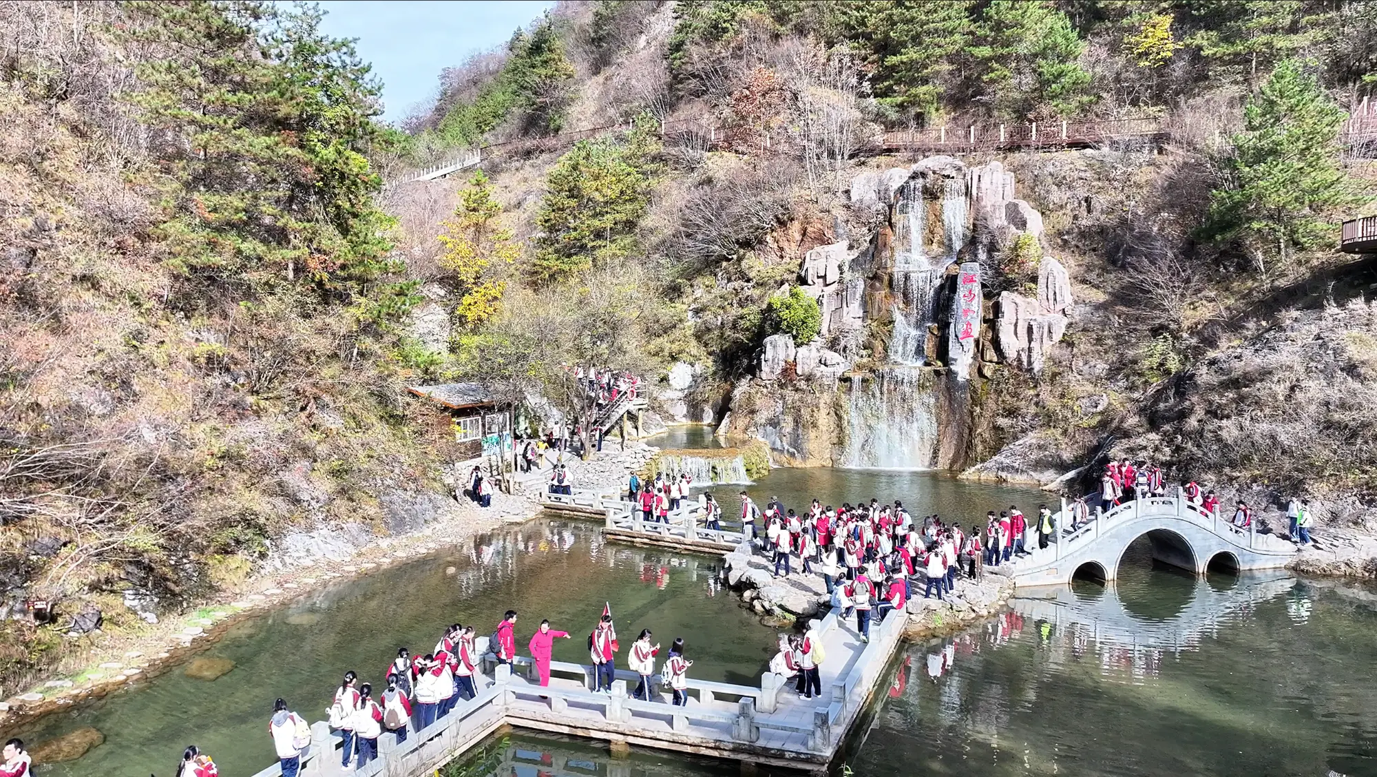 商洛中学千人研学团队走进秦岭江山研学实践教育基地，学生：以后有机会要和家人一起来游玩