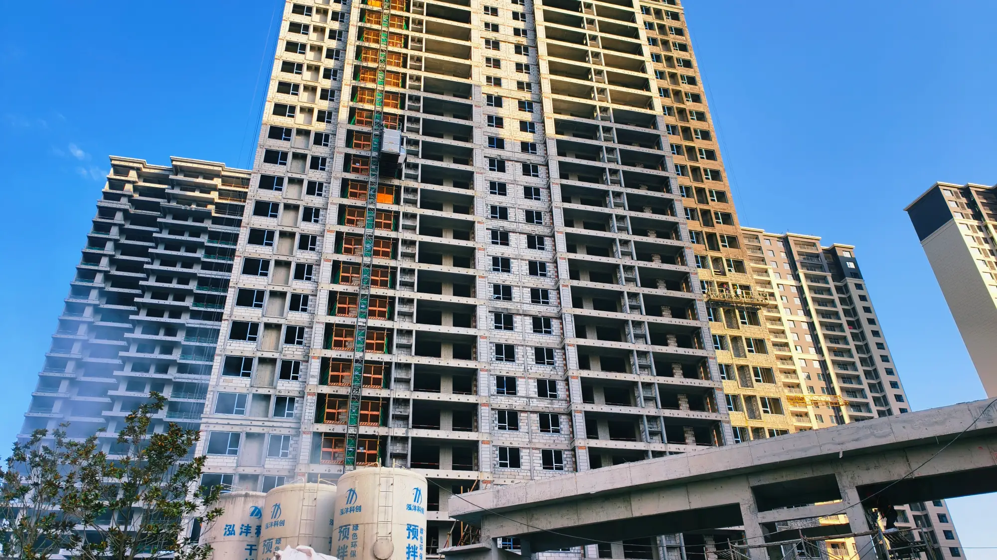 小里帮忙｜给吾悦广场4期干活13000多元工资未发，乾州建筑：工人未及时提交资料导致，预计11月底发放