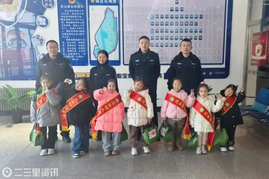 辽宁朝阳：萌娃们拎着早餐来到了派出所......