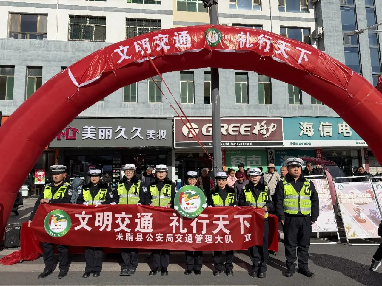 米脂交警“122”双线宣传发力 商圈校园共绘文明交通新图景