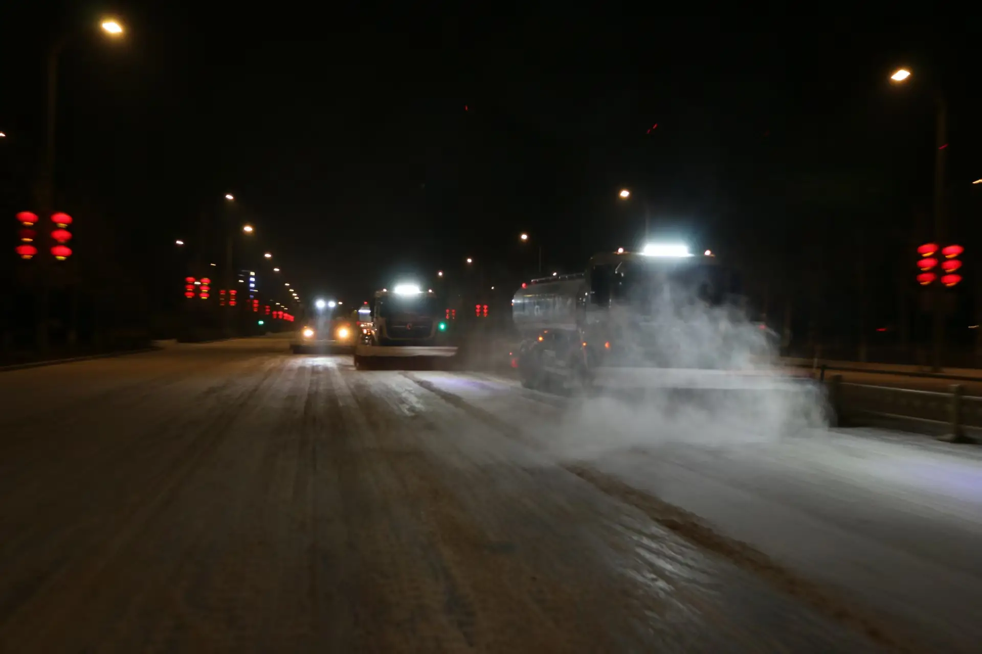 凌晨风雪至，他们已就位——直击朝阳环境集团道路机扫分公司除雪攻坚