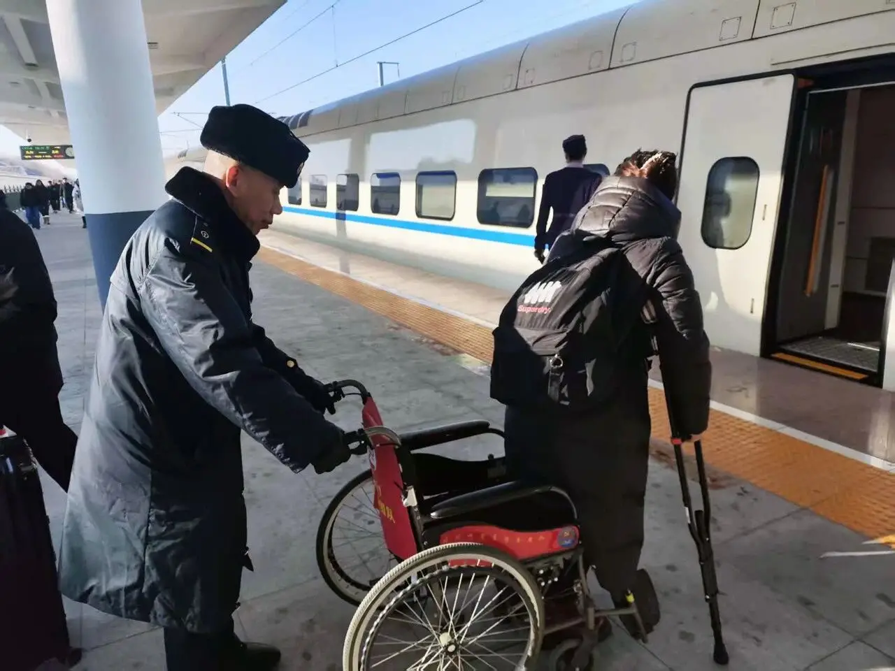 高铁北票站暖心服务护航 点亮旅客出行路