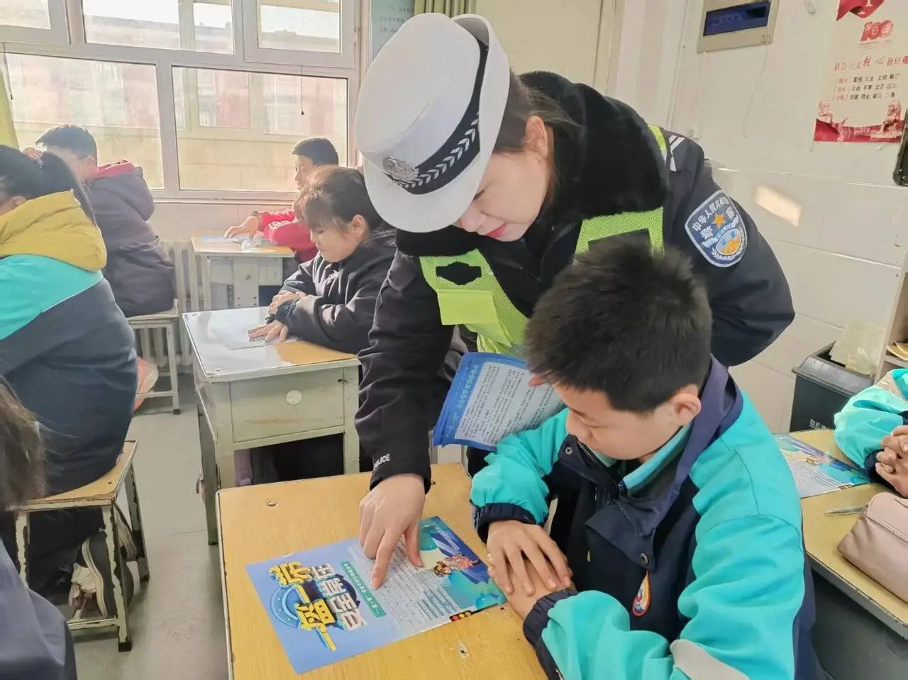 金盾护苗丨米脂交警：放假前夕进校园 交通安全伴成长