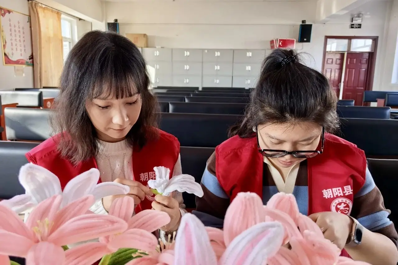 朝阳县黑牛营子乡开展“巧手做绒花 欢喜迎新春”活动