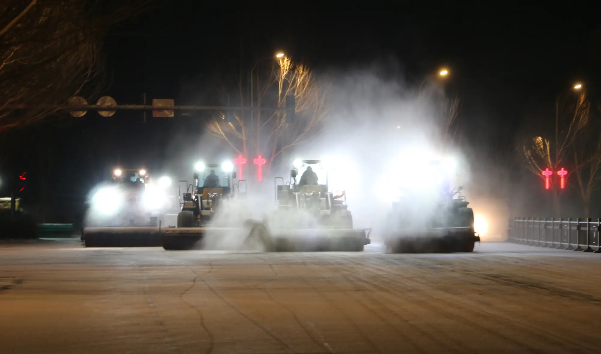 寒夜出击 迎战风雪 朝阳环境集团道路机扫分公司连夜奋战保障城市畅通