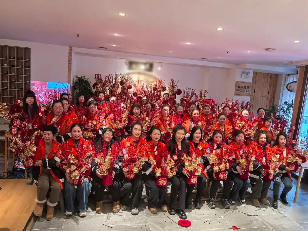 巧手拈花迎吉庆，工会暖情敬巾帼——朝阳环境集团道路机扫分公司女职工邂逅浪漫花艺时光