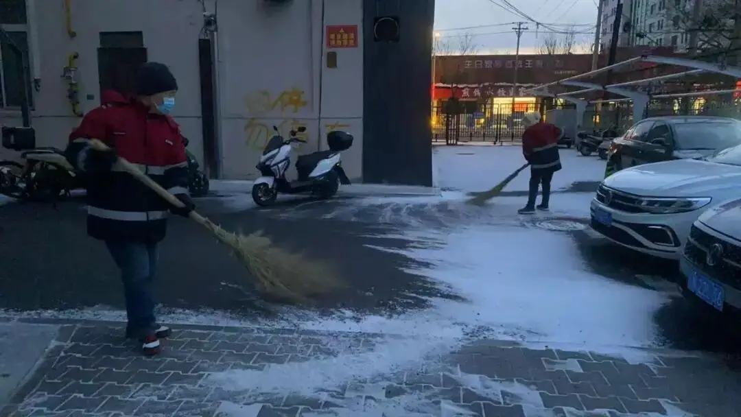 朝阳环境集团安洁物业公司凌晨响应 三小时实现“雪停路净”