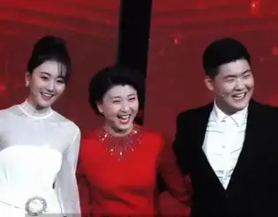 演员闫学晶发文道歉:习惯被人捧着却忘了本，见了大世面却把这当成优越感 