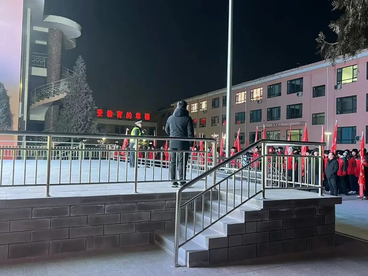 金盾护苗丨米脂公安交警深入米脂中学开展假期安全教育宣传活动