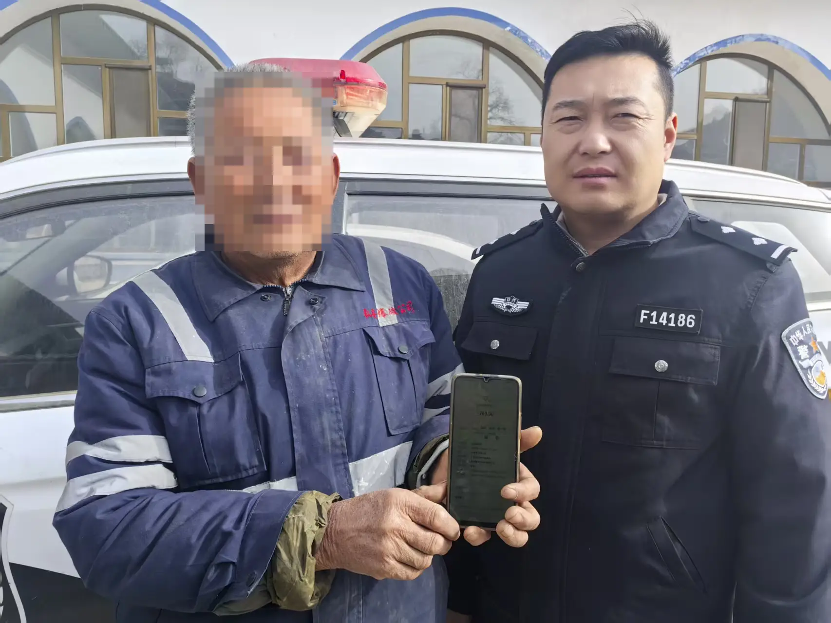 群众紧急来求助 民警挽损解民忧